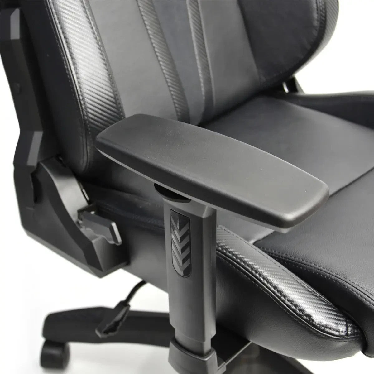 SAAS Exceutive Office Chair / Gaming Chair Black With Carbon Look Accents SC90121